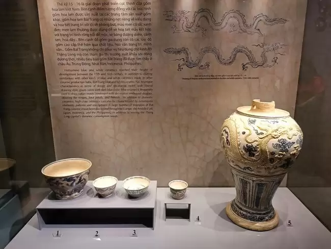 Sang đến thế kỷ XV-XVI, gốm Bát Tràng xuất hiện kỹ thuật đắp nổi