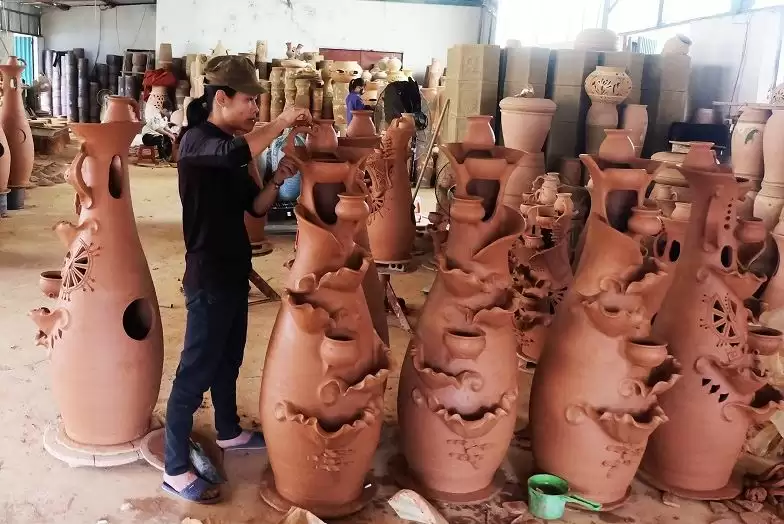 Nghệ nhân đang thực hiện tạo hình gốm. Ảnh: Báo Quân đội nhân dân